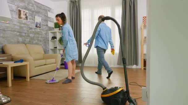 Homme essuyant la poussière des meubles - Séquence, vidéo
