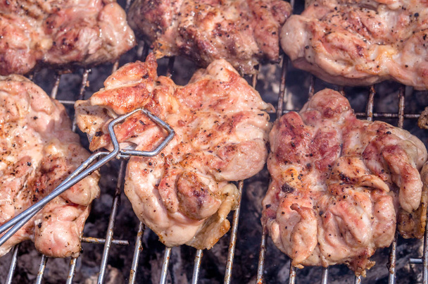 Ψητό κοτόπουλο, μπριζόλα κοτόπουλου στη σχάρα. Μαγειρεύοντας κοτόπουλο στο μπάρμπεκιου με κάρβουνο στον κήπο. Φυσική σπιτική κουζίνα. - Φωτογραφία, εικόνα