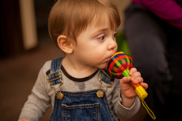 Niño jugando con un juguete
 - Foto, imagen