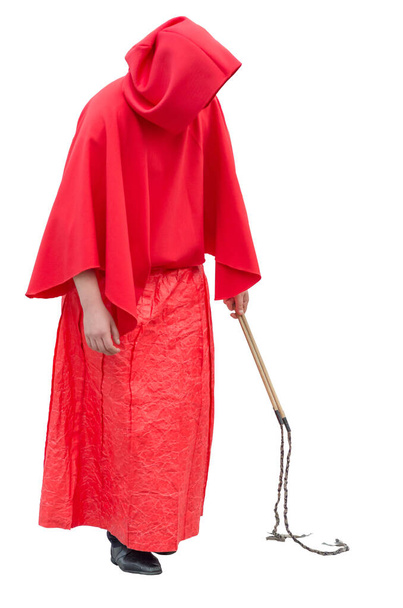 Средневековый инквизитор с бичом пыток. Красный монах держит кожаный кнут для кнута. Белый фон
. - Фото, изображение