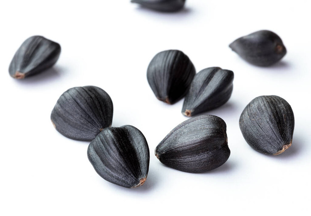 соняшникове чорне насіння в групі ізольоване біле тло
 - Фото, зображення