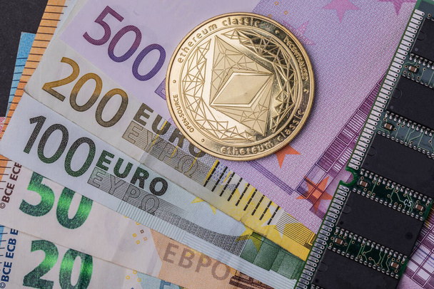 Ένα νόμισμα Ethereum κοντά στα μικροσχήματα, όλα τοποθετούνται από διάφορα τραπεζογραμμάτια ευρώ. Άνω όψη. - Φωτογραφία, εικόνα