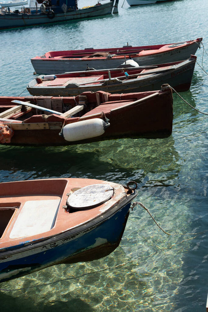 Морський пейзаж з пірсом, тиха морська гавань з прозорою водою і традиційними грецькими рибальськими човнами
 - Фото, зображення