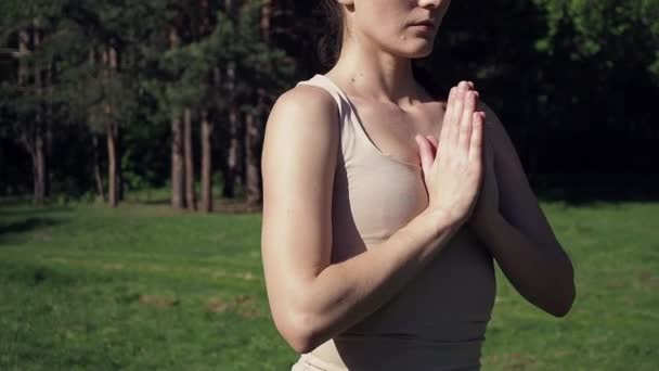 Femme faisant du yoga dans le parc - Séquence, vidéo