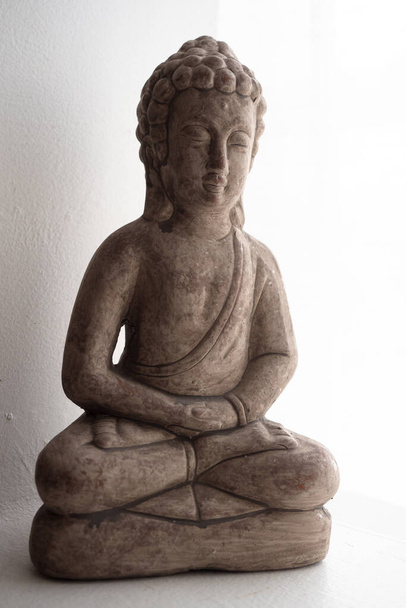 buddha postava v obývacím pokoji - Fotografie, Obrázek