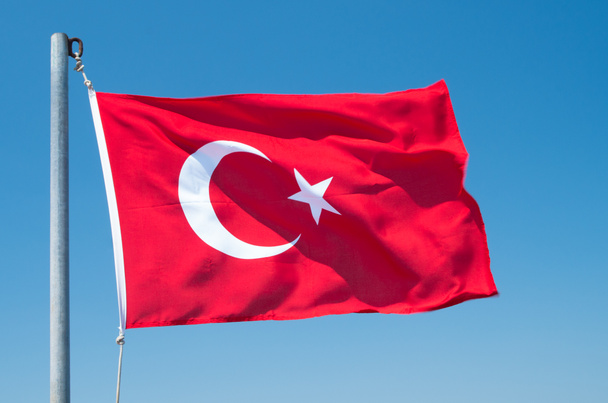 Турецький прапор пурхає на синє небо. Національний прапор Турецької Республіки - Фото, зображення