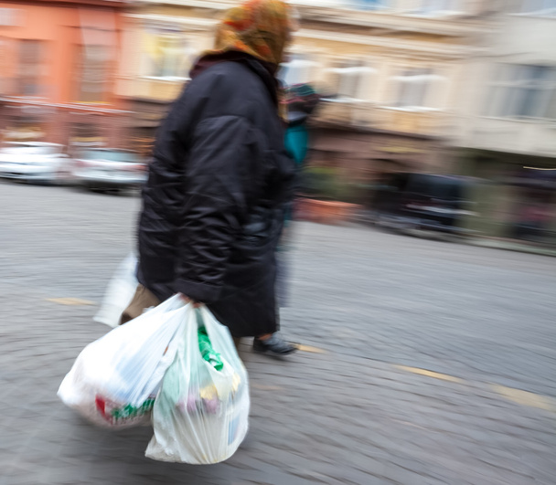 Vieille femme avec des sacs en plastique
 - Photo, image