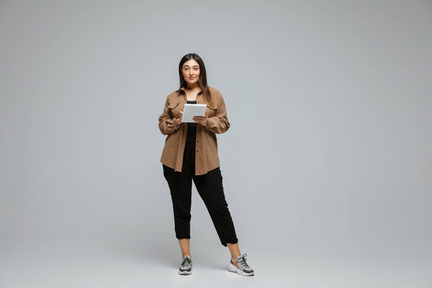 Young caucasian woman in casual wear. Bodypositive female character, plus size businesswoman - Foto, immagini