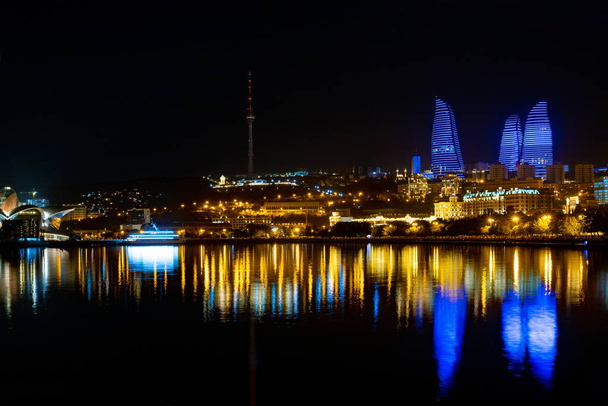 Bakü şehri gece lambaları deniz kenarından 2 - Fotoğraf, Görsel