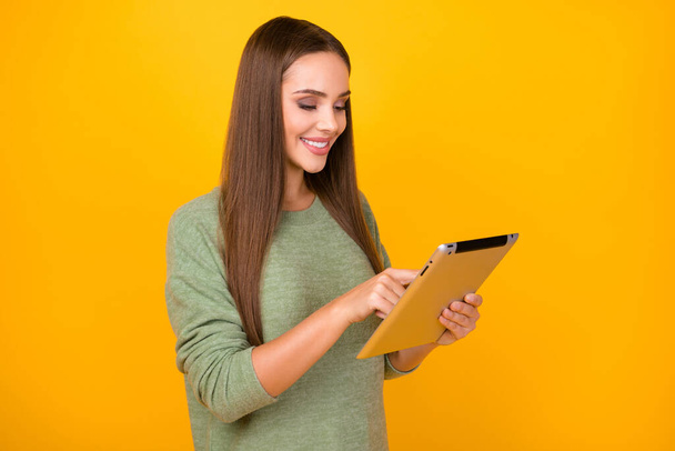 Pozitif neşe dolu kız portresi e-okuyucu tablet kullan sosyal medya haberlerini araştır parlak renk arkaplanda izole edilmiş güzel görünümlü kazak giy - Fotoğraf, Görsel