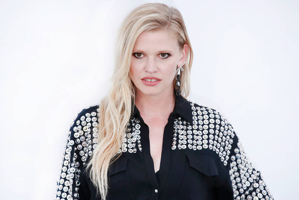 CAP D'ANTIBES, FRANCE - MAY 17: Lara Stone arrives at the amfAR Gala Cannes 2018 at Hotel du Cap-Eden-Roc on May 17, 2018 in Cap d'Antibes, France. - Foto, immagini