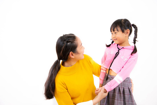 La foto di bambini asiatici che si tengono per mano con le loro figlie e raccontano l'amore su uno sfondo bianco
. - Foto, immagini