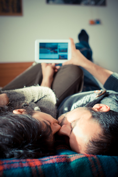 İki aşık yatakta tablet kullanarak - Fotoğraf, Görsel