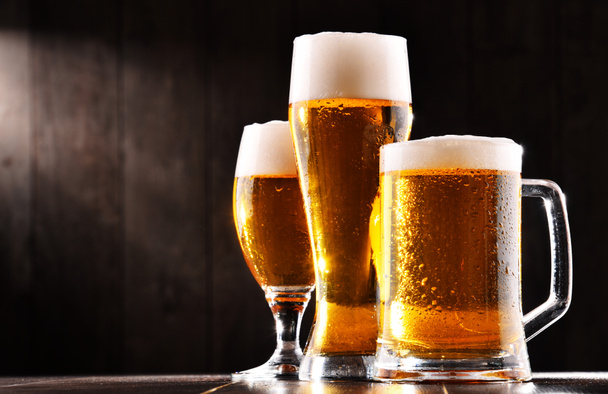 Skład z trzema szklankami piwa piwnego. - Zdjęcie, obraz
