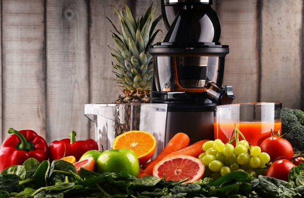Медленная соковыжималка с органическими фруктами и овощами. Детоксикация
 - Фото, изображение