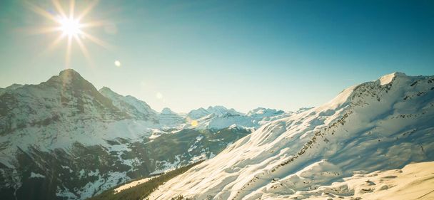 Natuurlandschap, sneeuw op de hoge bergen in de koude winter van GRINDELWALD-EERSTE TOP VAN ADVIES ZWITSERLAND van Europa en heldere luchten om te skiën of te wandelen. Schoonheid in Europa. - Foto, afbeelding