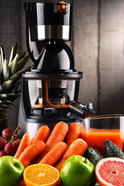 Slow juicer with organic fruits and vegetables. Detox diet - Foto, immagini
