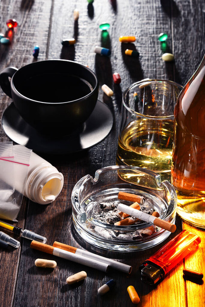 Залежні речовини, включаючи алкоголь, сигарети та наркотики
. - Фото, зображення