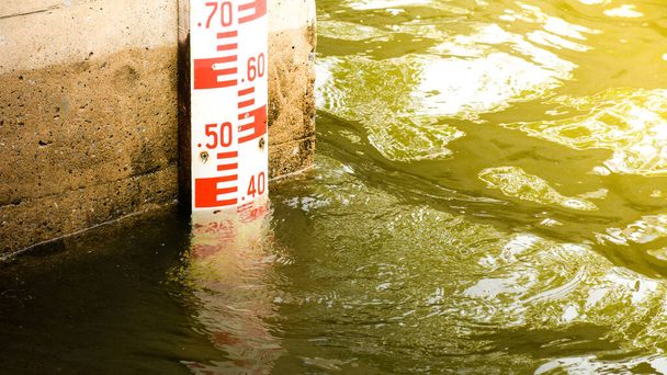 Измерение уровня воды на плотине
 - Фото, изображение