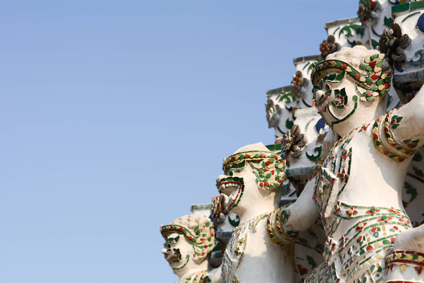 gigant i król posągów małpy w świątyni świtu - Wat Arun Tajlandia. - Zdjęcie, obraz