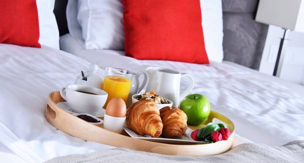 Завтрак на трамвае в постели в гостиничном номере.  - Фото, изображение
