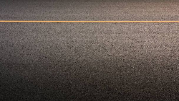 Línea de pintura amarilla sobre asfalto negro. fondo de transporte espacial
 - Foto, Imagen