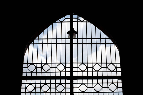 Silhouette eines Käfigs an der Gefängnisdecke  - Foto, Bild