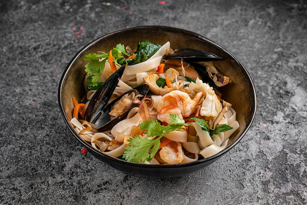 Delicious mussels cooked with peppers in wok - Foto, Bild