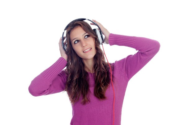 Развлекательная девушка с наушниками, слушающая музыку
 - Фото, изображение