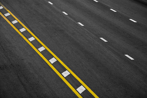 Linea verniciatura gialla e bianca su asfalto nero. spazio di trasporto sfondo
 - Foto, immagini