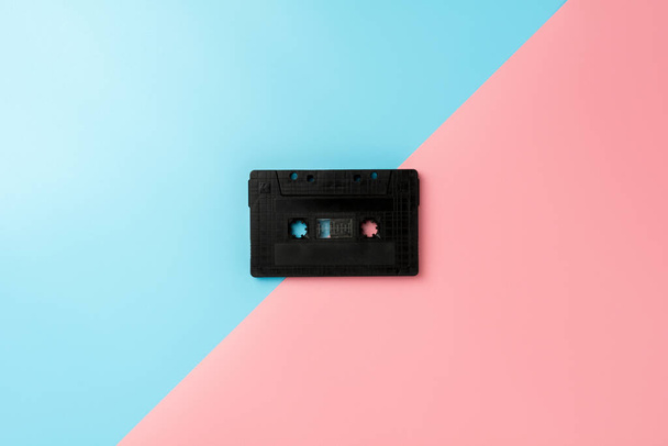 černá páska kazeta na modrém a růžovém pozadí. - Fotografie, Obrázek