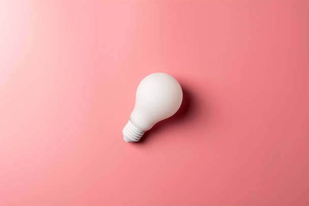 white classic light bulb on pink background. - for creative concept background. - Foto, Bild
