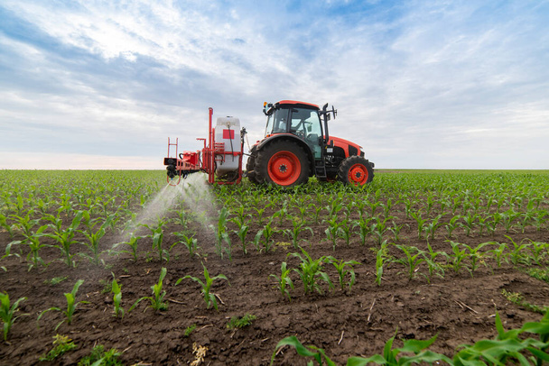 Traktor spray trágyázza mező rovarirtó szer gyomirtó vegyi anyagok mezőgazdaságban területen  - Fotó, kép