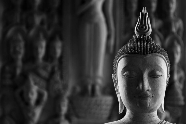 faccia statua buddha nel tempio - monocromatico
 - Foto, immagini