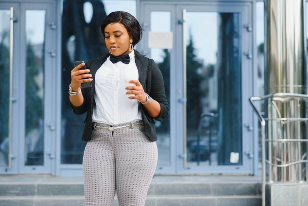 portrait of young african businesswoman standing outdoors - Foto, immagini