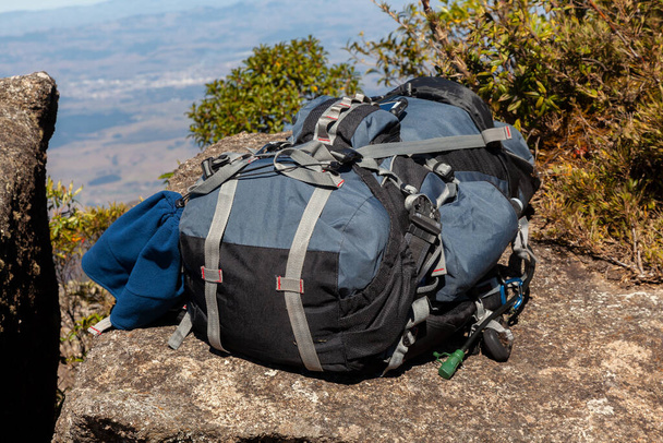 Nagy hátizsák felett egy szikla a hegyi táj - Fotó, kép