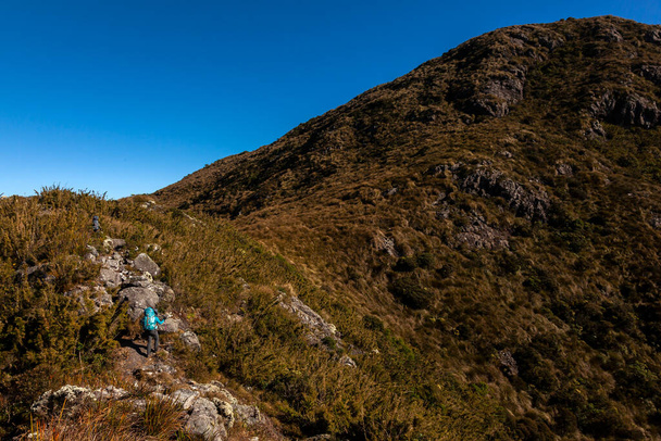 Le persone che camminano con grandi zaini nel paesaggio montano trekking escursionismo simultaneo nella gamma mantiqueira Brasile - Foto, immagini