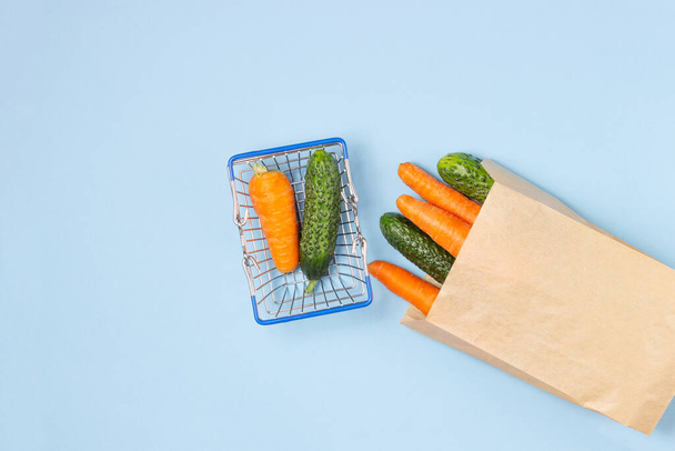 Bolsa de papel con verduras de caldo. Servicio de entrega y donación de alimentos. Copiar espacio - Foto, Imagen