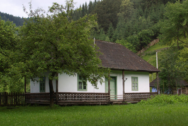 モルダヴィアとルーマニアのトランシルヴァニアの国境にある伝統的な家。山の伝統的な村の家、 Bicaz Ceahlau地域 - 写真・画像