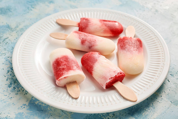 Renkli arkaplanda lezzetli çilekli dondurma tabağı - Fotoğraf, Görsel