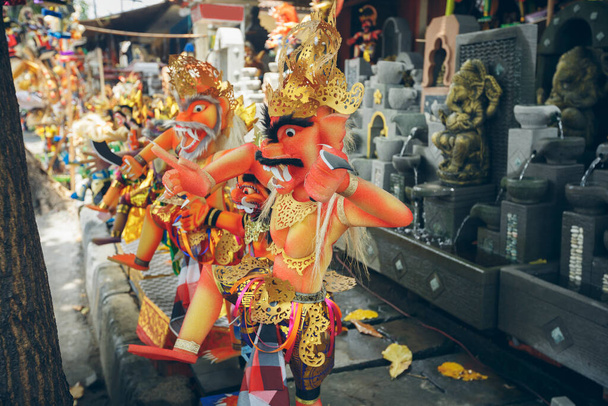 感動的な手で作られた像, Ngrupukパレードのために建てられたOgoh-ogh像,バリ島のNyepi日のさえ上に行われます,インドネシア,クローズアップ. - 写真・画像