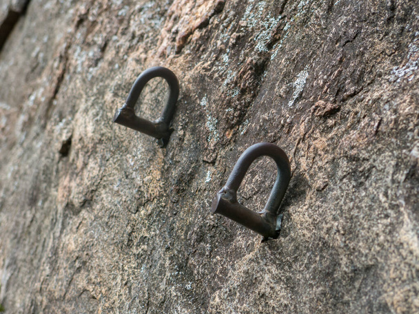 Kletterbolzen schützen in einer steilen Felswand - Foto, Bild