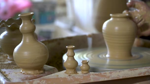 Місцеві демонстрації на виготовленні традиційної глиняної посудини під назвою "Labu Sayong" або "Essence Jar of Sayong" в Куала-Кангасар, Перу, Малайзія - Кадри, відео