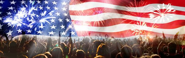 Die Menge feiert den Unabhängigkeitstag. Vereinigte Staaten von Amerika USA Flagge mit Feuerwerk Hintergrund für den 4. Juli - Foto, Bild