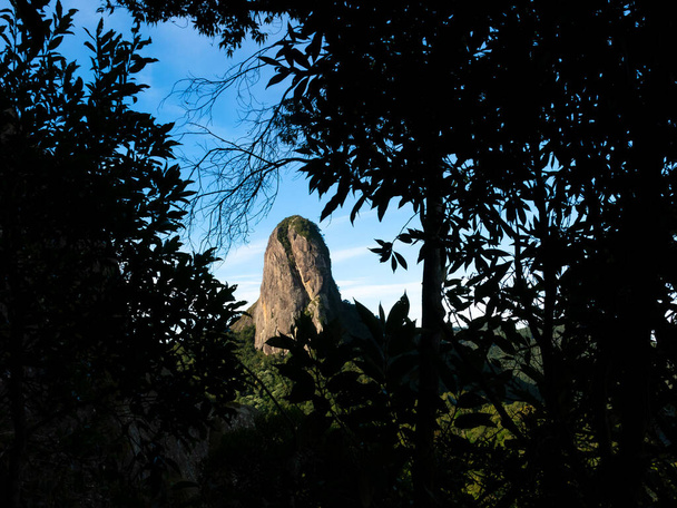 Педра - ду - Бау - скелі в Сан - Бенто - ду - Сапукай (Бразилія). - Фото, зображення
