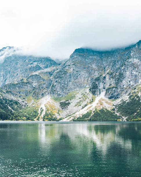 maisema näkymä syksyn järvelle vuorilla tatra kansallispuisto syksyn aika - Valokuva, kuva