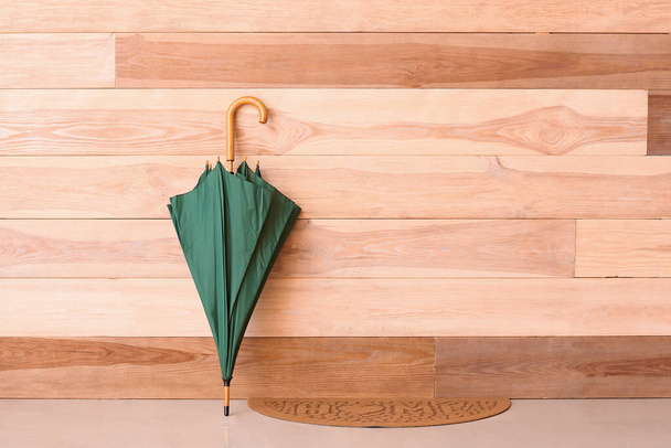 Стильный зонтик возле деревянной стены
 - Фото, изображение
