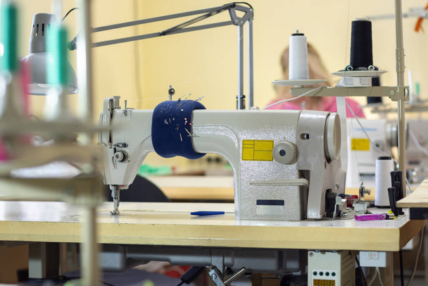 industrial sewing machine in the workshop of the atelier - Fotoğraf, Görsel