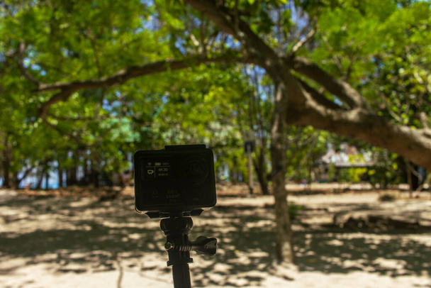Phi Phi island, Thailandia- 4 aprile 2019: angolo verde sulla spiaggia, macchina fotografica sportiva 4k - Foto, immagini