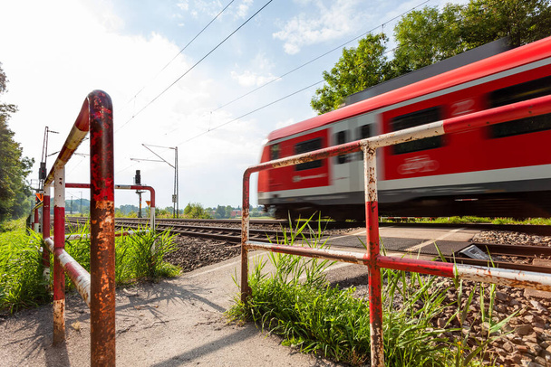 El tren de transporte urbano corre parte de la ruta en las afueras de la ciudad de Munich, el tren es conocido como el S-Bahn
. - Foto, Imagen